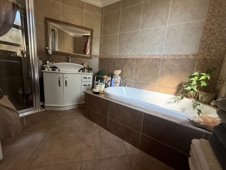 4 Bedroom Property for Sale in Roodekrans Gauteng