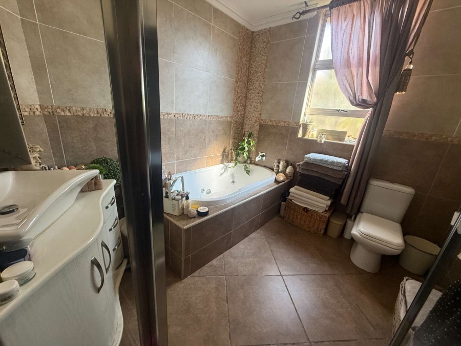 4 Bedroom Property for Sale in Roodekrans Gauteng