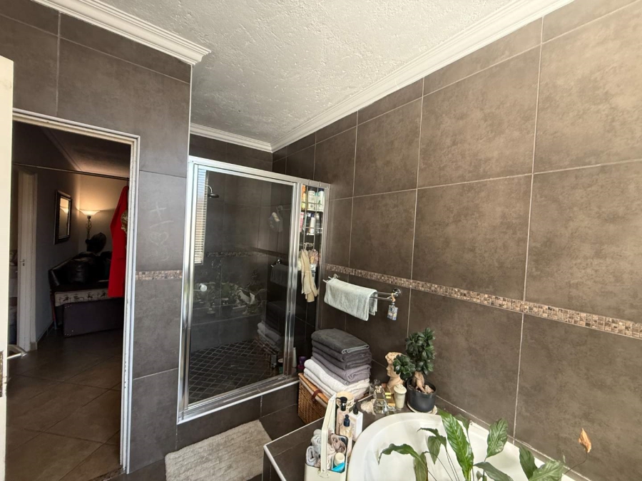 4 Bedroom Property for Sale in Roodekrans Gauteng