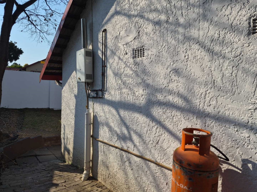 To Let 1 Bedroom Property for Rent in Blairgowrie Gauteng