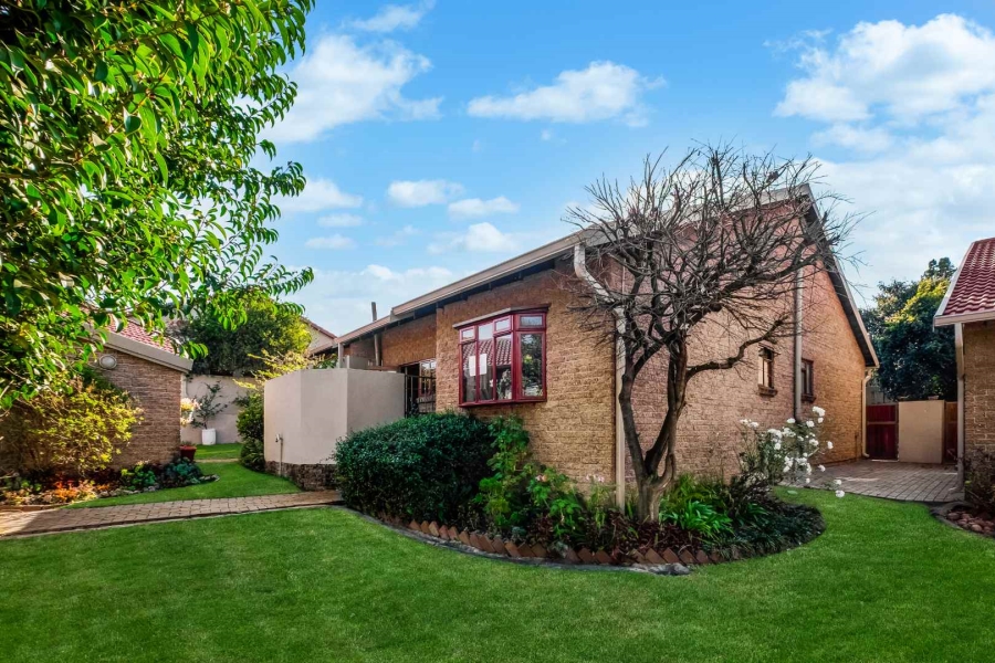 2 Bedroom Property for Sale in Lonehill Gauteng
