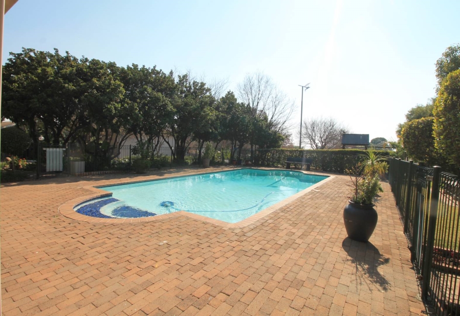 To Let 2 Bedroom Property for Rent in Lonehill Gauteng