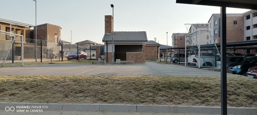 2 Bedroom Property for Sale in Clayville Gauteng