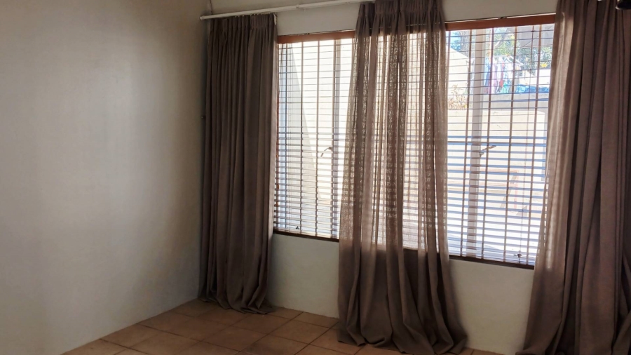 To Let 1 Bedroom Property for Rent in Blairgowrie Gauteng