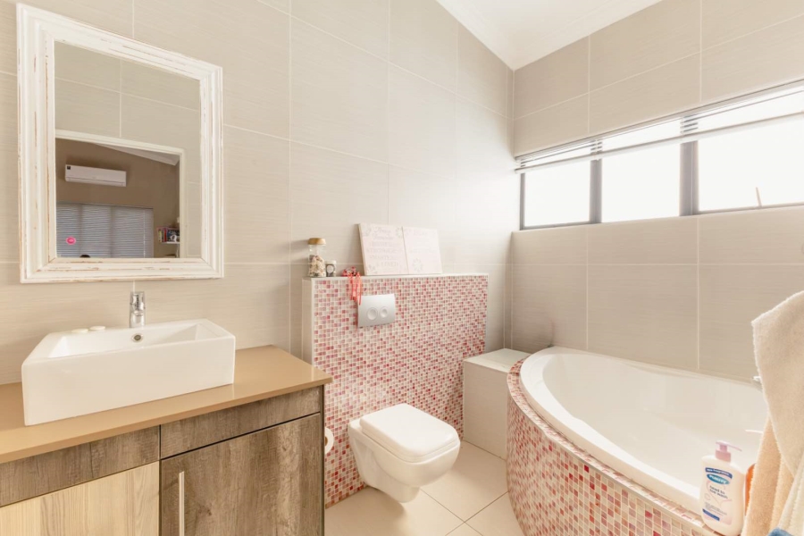 To Let 4 Bedroom Property for Rent in Six Fountains Residential Estate Gauteng