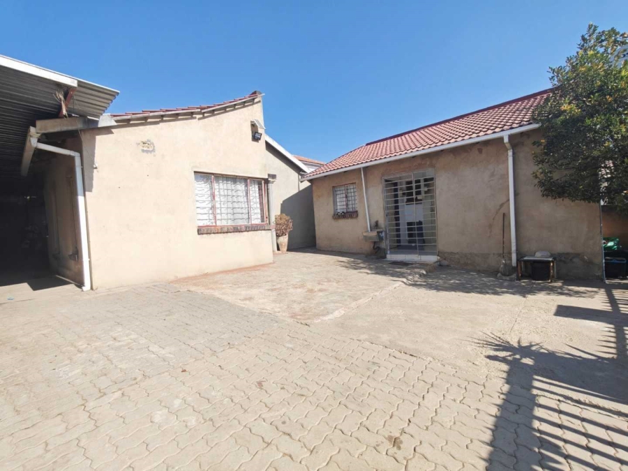5 Bedroom Property for Sale in Cosmo City Gauteng