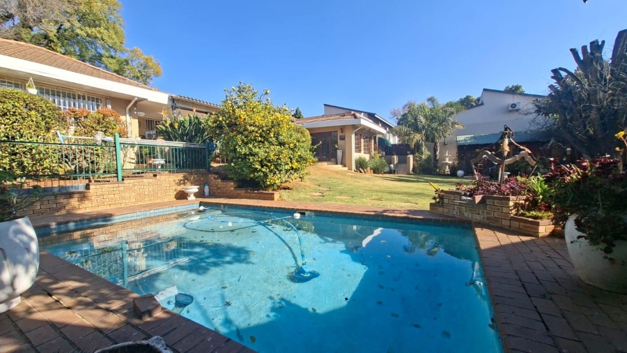 6 Bedroom Property for Sale in Waverley Gauteng