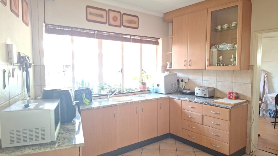 6 Bedroom Property for Sale in Waverley Gauteng
