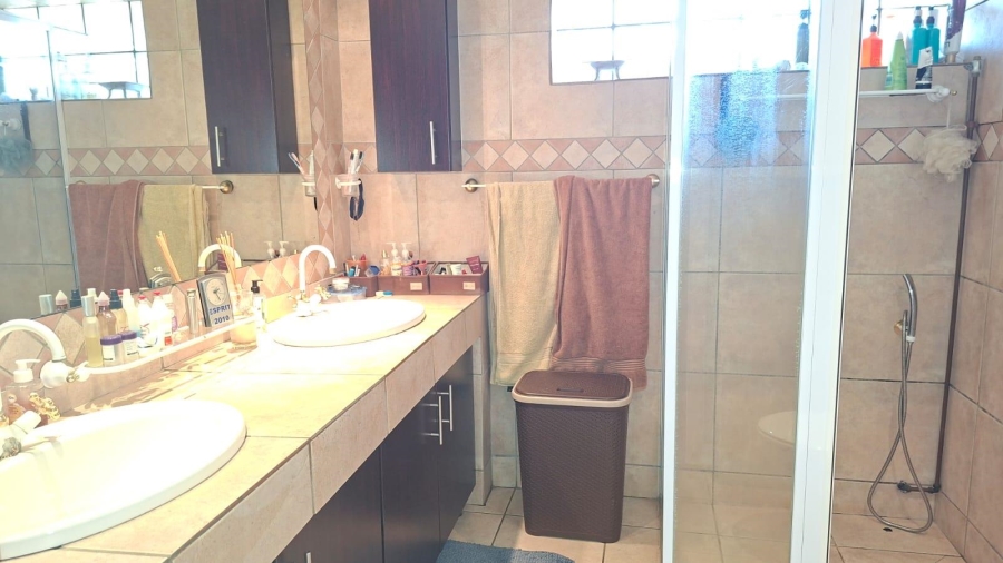 6 Bedroom Property for Sale in Waverley Gauteng