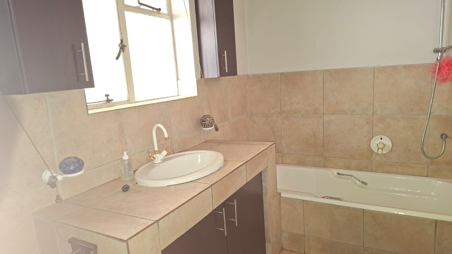 6 Bedroom Property for Sale in Waverley Gauteng