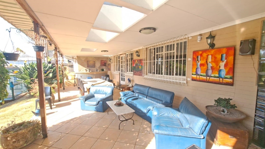 6 Bedroom Property for Sale in Waverley Gauteng
