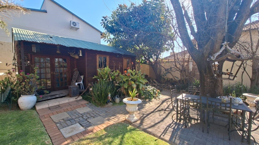 6 Bedroom Property for Sale in Waverley Gauteng