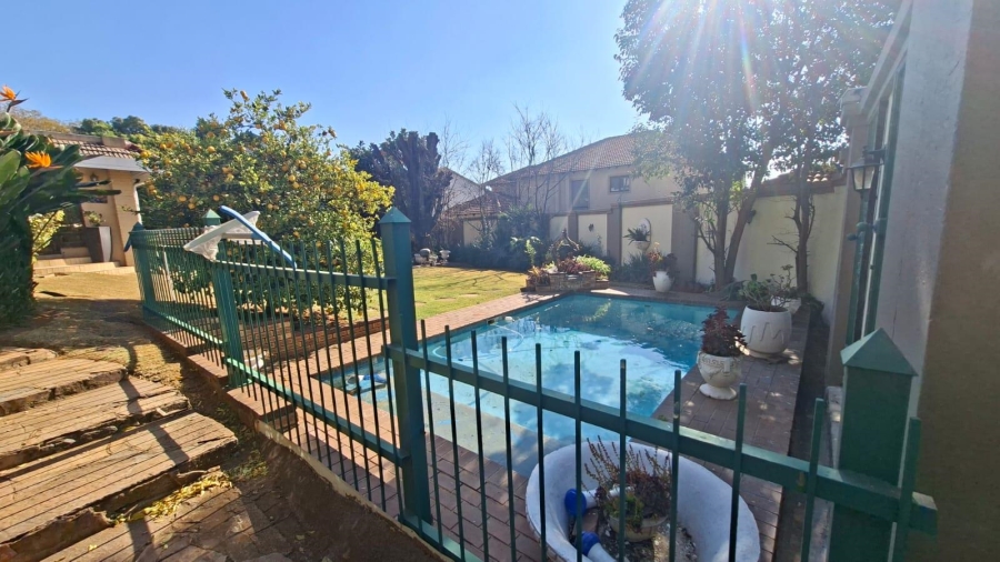 6 Bedroom Property for Sale in Waverley Gauteng