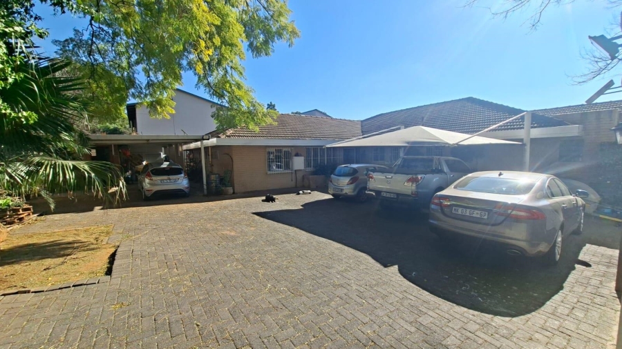 6 Bedroom Property for Sale in Waverley Gauteng