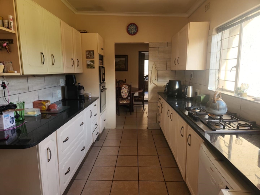 6 Bedroom Property for Sale in Glen Marais Gauteng