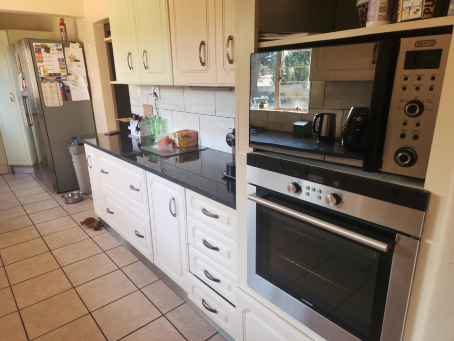 6 Bedroom Property for Sale in Glen Marais Gauteng