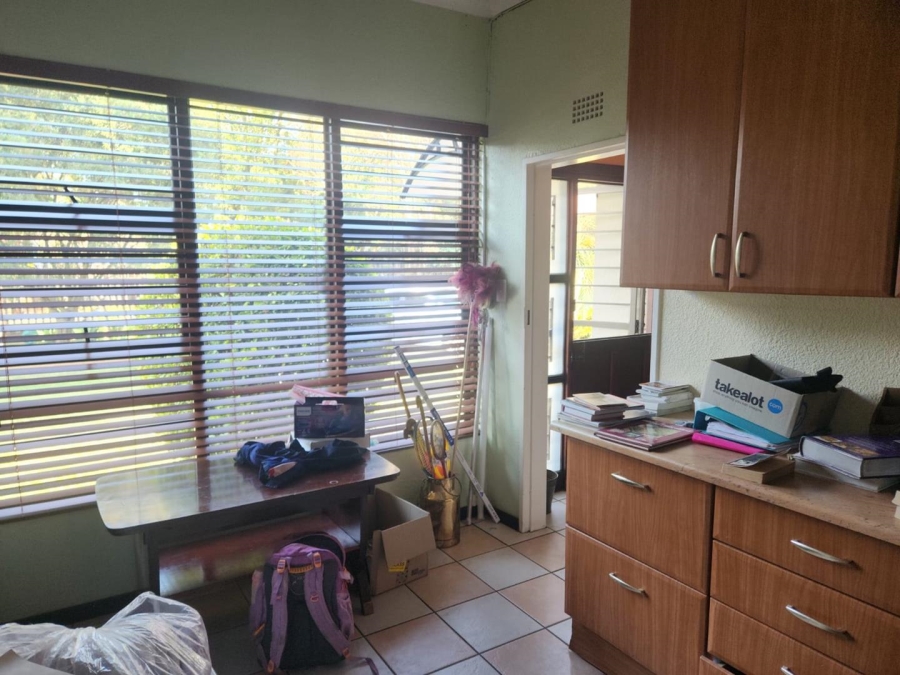 6 Bedroom Property for Sale in Glen Marais Gauteng