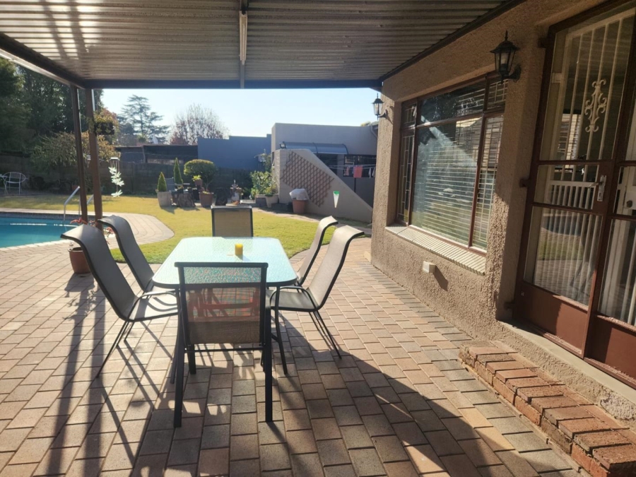 6 Bedroom Property for Sale in Glen Marais Gauteng