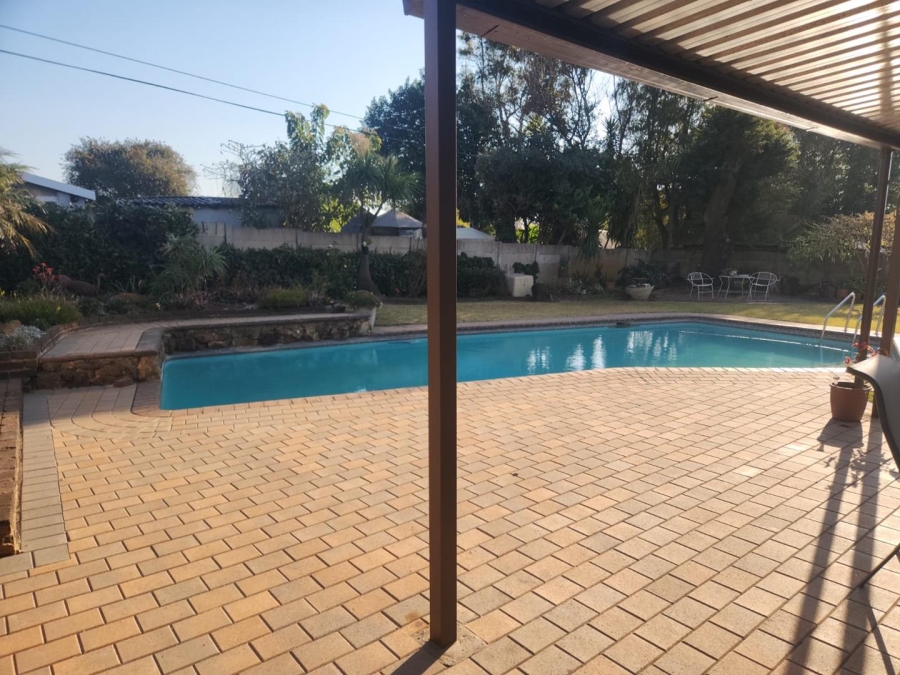 6 Bedroom Property for Sale in Glen Marais Gauteng
