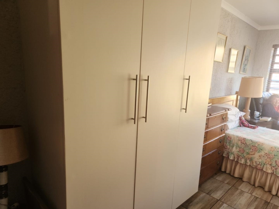 6 Bedroom Property for Sale in Glen Marais Gauteng