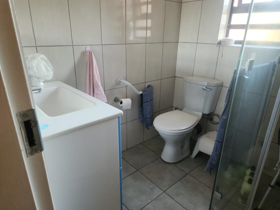 6 Bedroom Property for Sale in Glen Marais Gauteng
