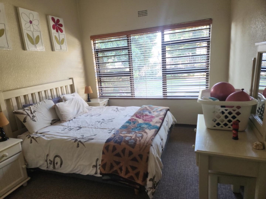 6 Bedroom Property for Sale in Glen Marais Gauteng