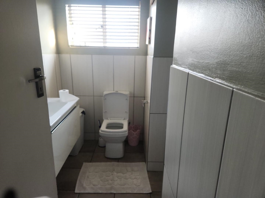 6 Bedroom Property for Sale in Glen Marais Gauteng