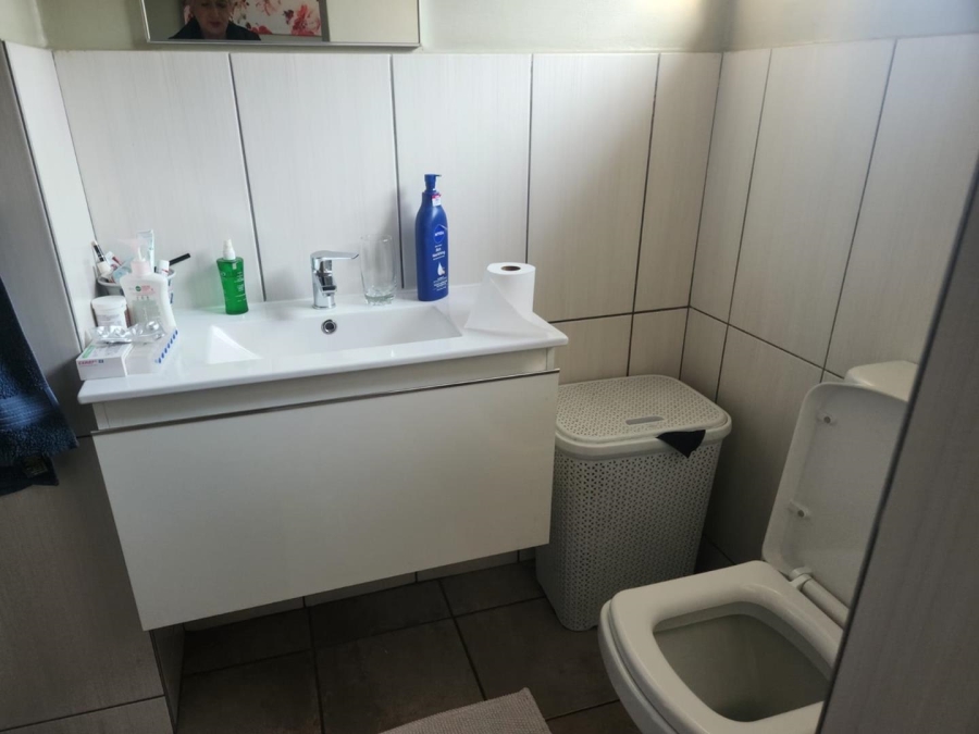 6 Bedroom Property for Sale in Glen Marais Gauteng