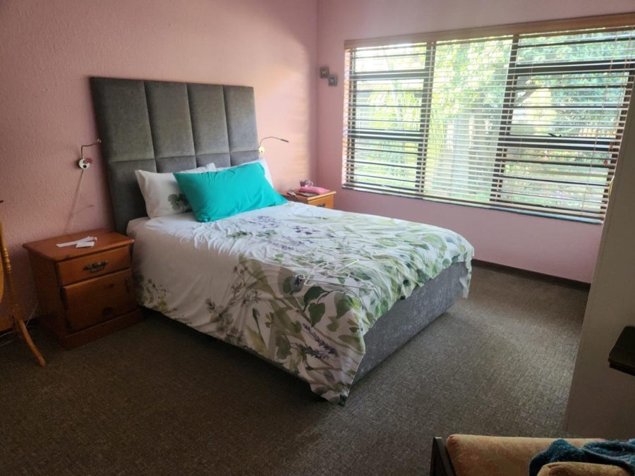 6 Bedroom Property for Sale in Glen Marais Gauteng