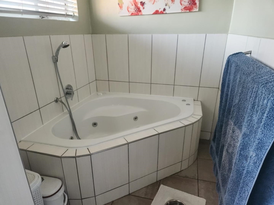 6 Bedroom Property for Sale in Glen Marais Gauteng