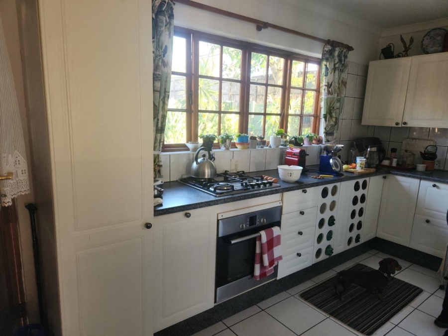 6 Bedroom Property for Sale in Glen Marais Gauteng