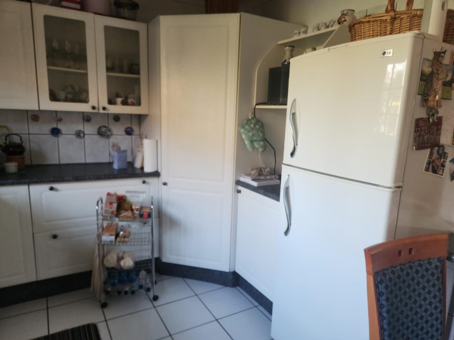 6 Bedroom Property for Sale in Glen Marais Gauteng