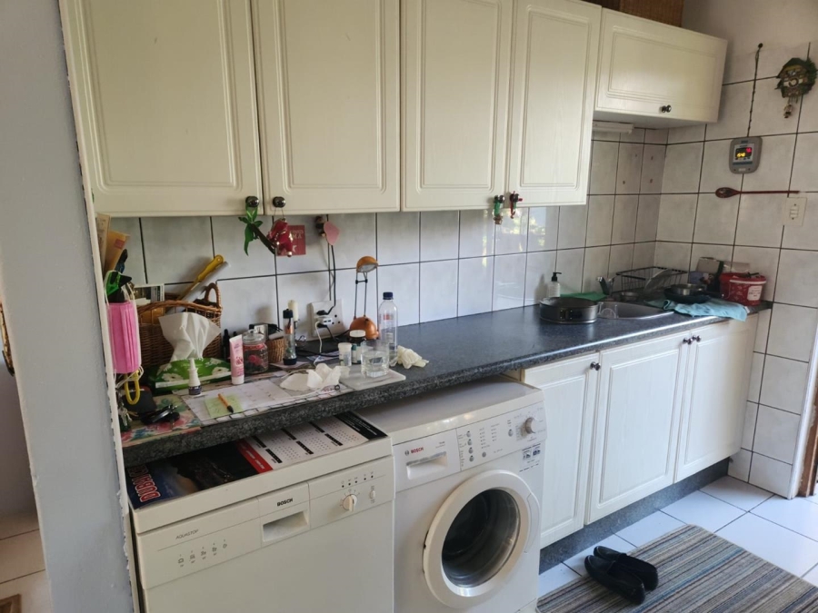 6 Bedroom Property for Sale in Glen Marais Gauteng
