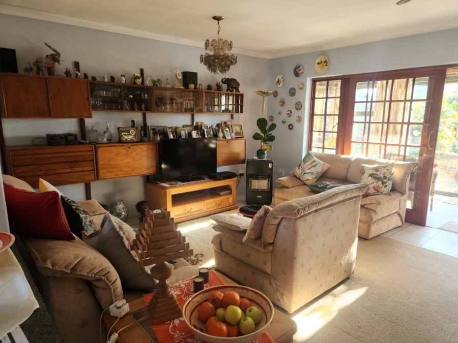 6 Bedroom Property for Sale in Glen Marais Gauteng