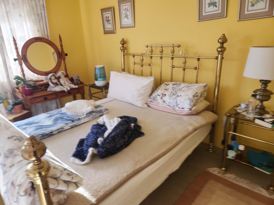 6 Bedroom Property for Sale in Glen Marais Gauteng