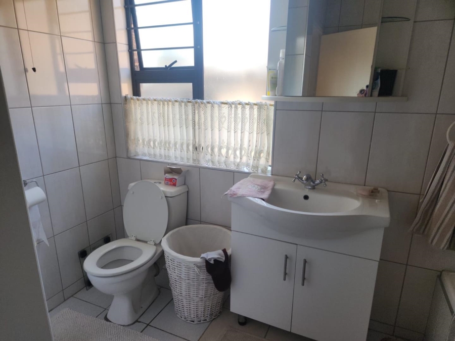 6 Bedroom Property for Sale in Glen Marais Gauteng
