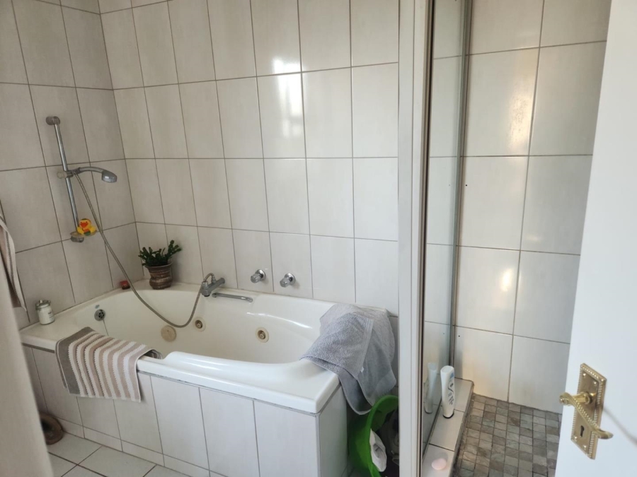 6 Bedroom Property for Sale in Glen Marais Gauteng