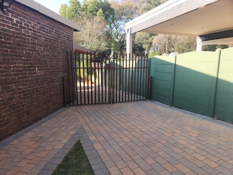 6 Bedroom Property for Sale in Glen Marais Gauteng
