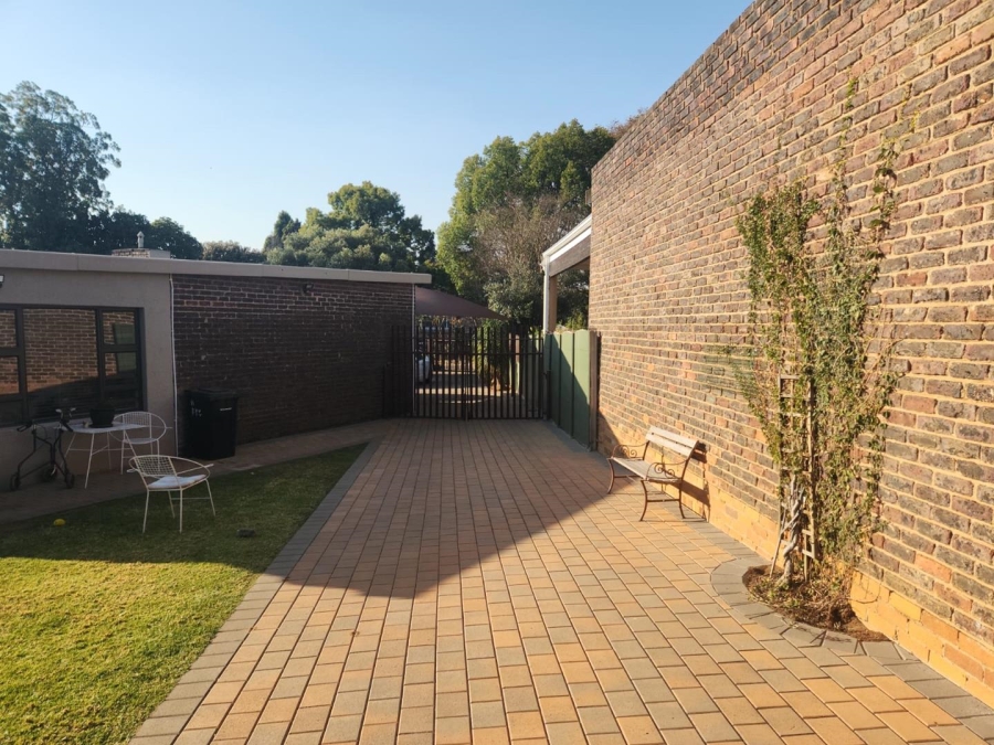 6 Bedroom Property for Sale in Glen Marais Gauteng