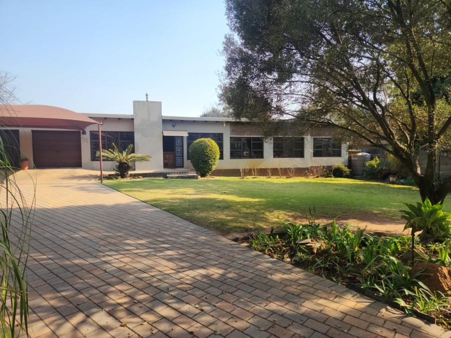 6 Bedroom Property for Sale in Glen Marais Gauteng