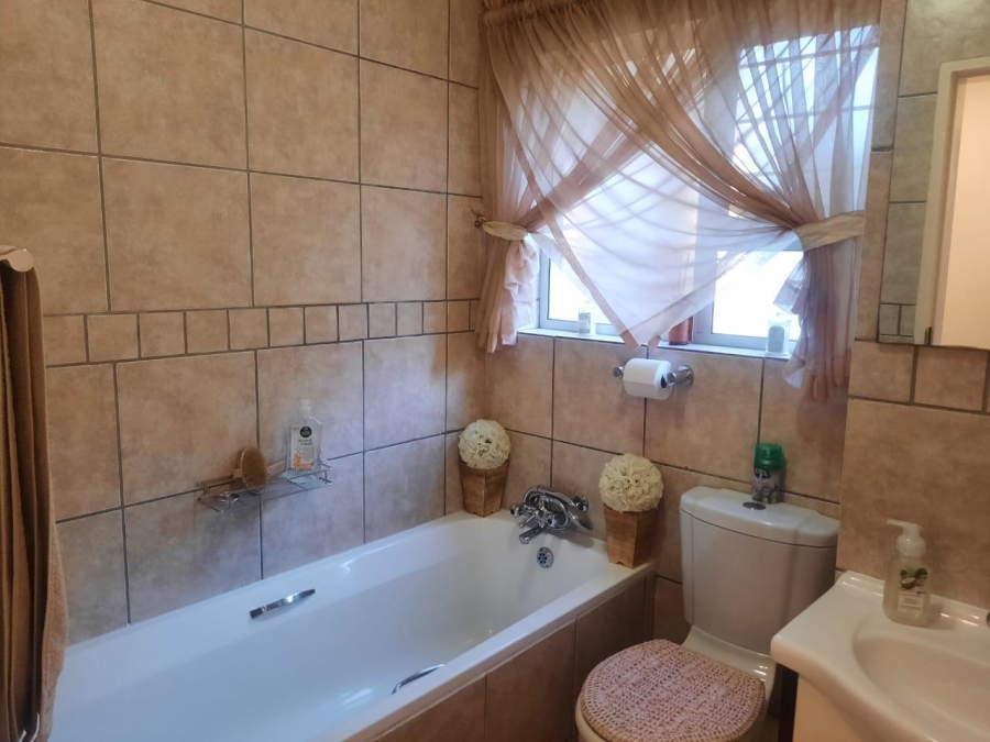 2 Bedroom Property for Sale in Leeuwenhof Estate Gauteng