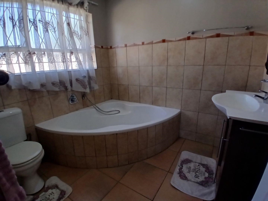 4 Bedroom Property for Sale in Parkhill Gardens Gauteng