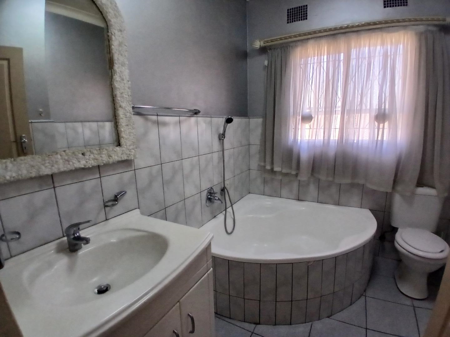 4 Bedroom Property for Sale in Parkhill Gardens Gauteng