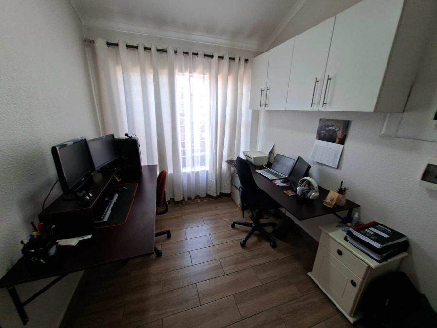 To Let 2 Bedroom Property for Rent in Weltevreden Park Gauteng