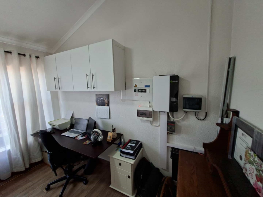 To Let 2 Bedroom Property for Rent in Weltevreden Park Gauteng