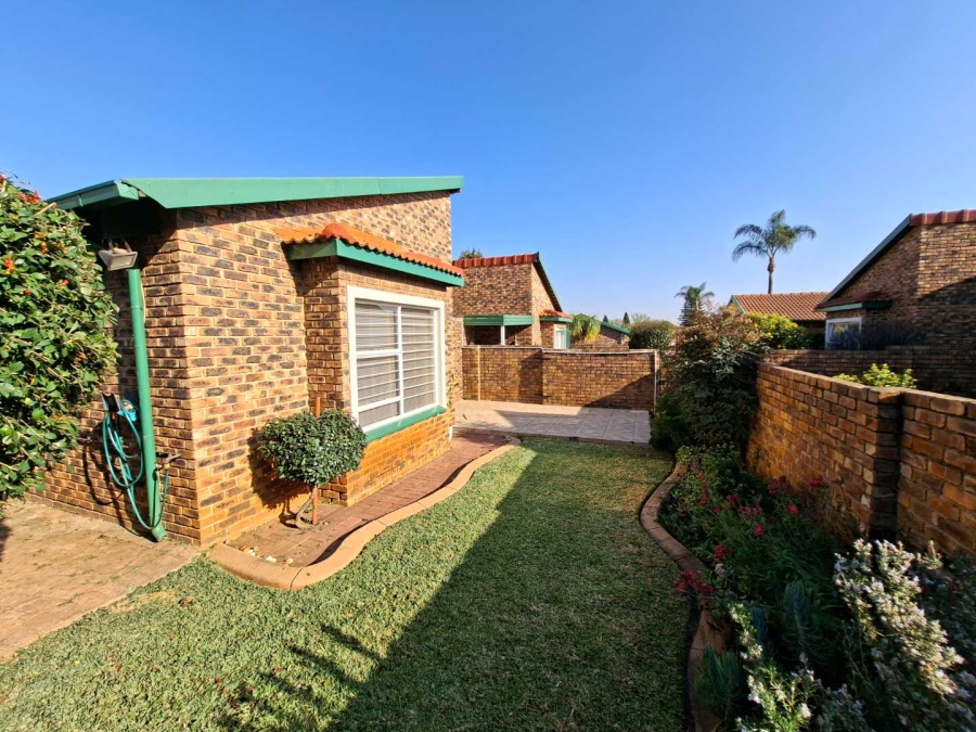 To Let 2 Bedroom Property for Rent in Weltevreden Park Gauteng