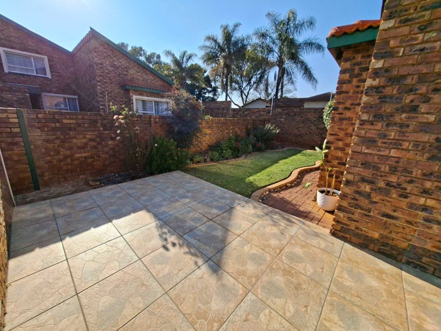 To Let 2 Bedroom Property for Rent in Weltevreden Park Gauteng
