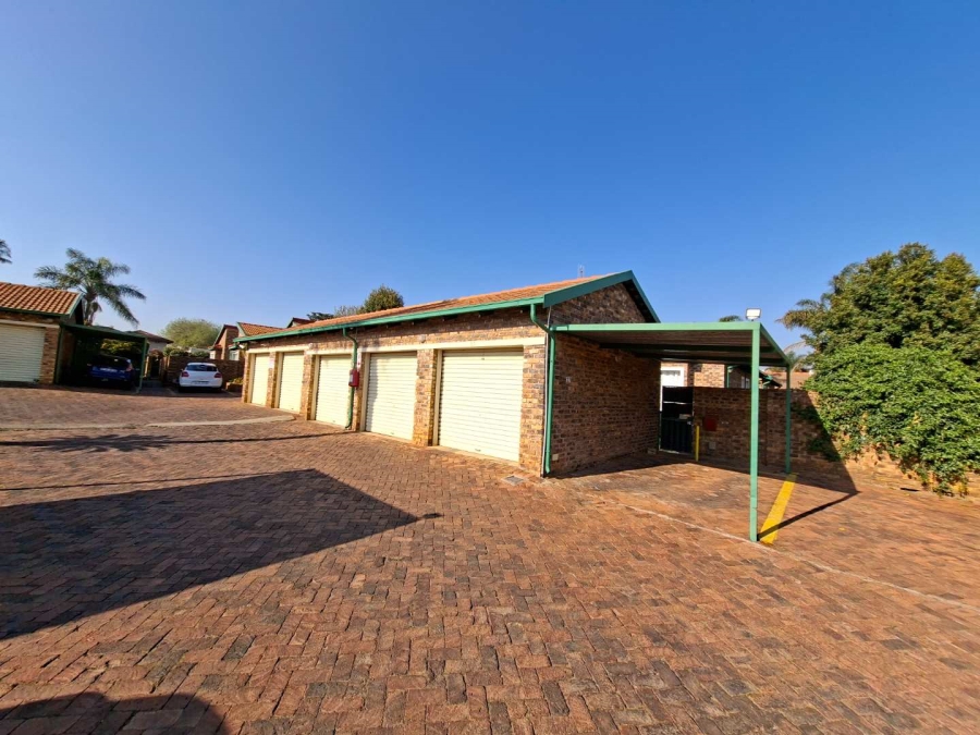 To Let 2 Bedroom Property for Rent in Weltevreden Park Gauteng