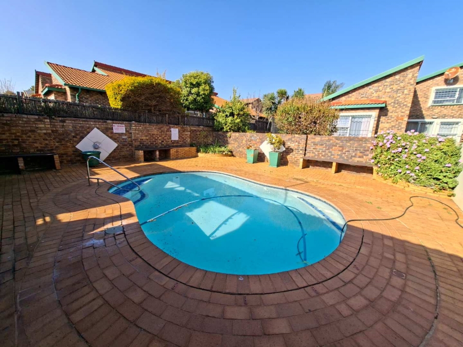To Let 2 Bedroom Property for Rent in Weltevreden Park Gauteng