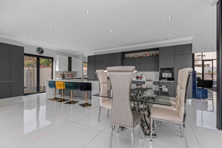 5 Bedroom Property for Sale in Cedar Creek Gauteng